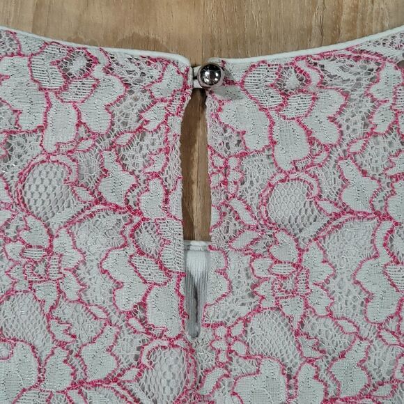 🔹️Banana Republic Gray & Pink Floral Lace Overlay Sheer Short Sleeved Top Small - Picture 6 of 10